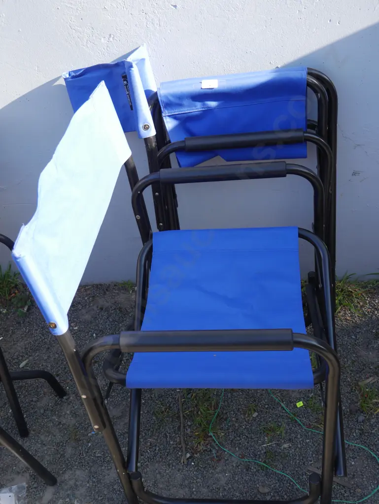 2 folding chairs Image 1++