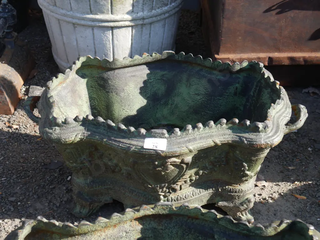 Cast iron planter Image 1++
