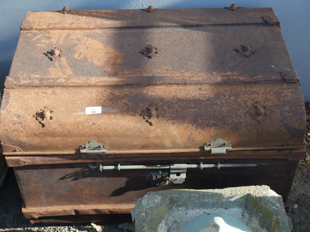 Metal trunk Image 1++