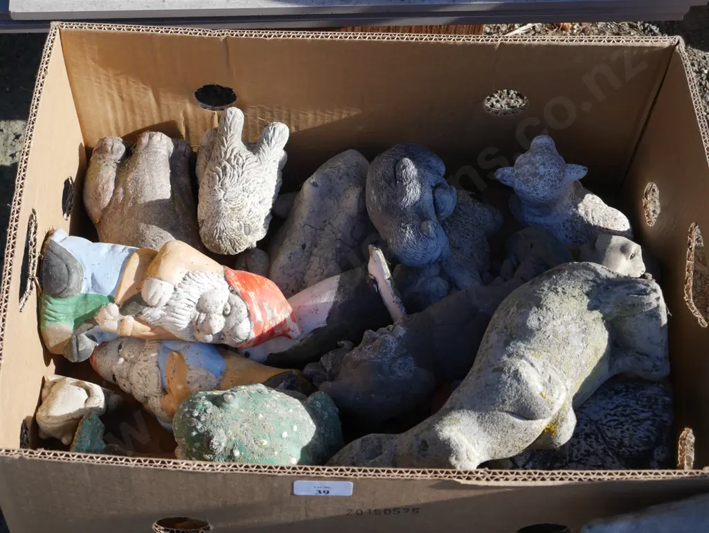 Box of animals and gnomes garden ornaments Image 1++