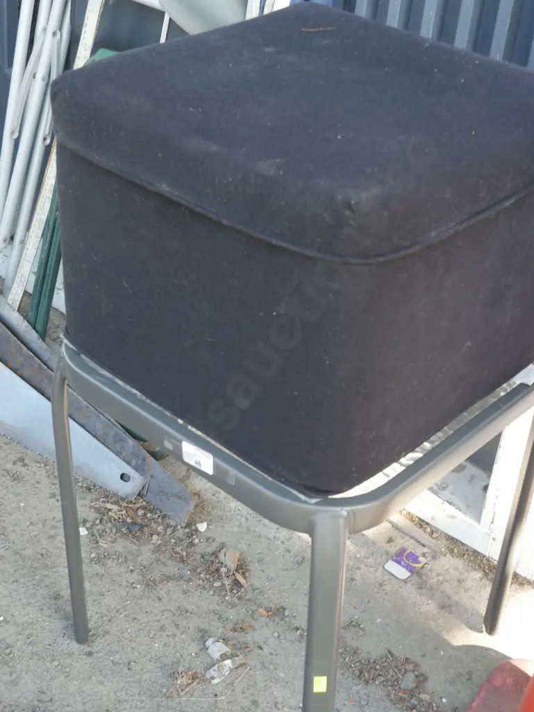 Glass top side table and pouf Image 1++