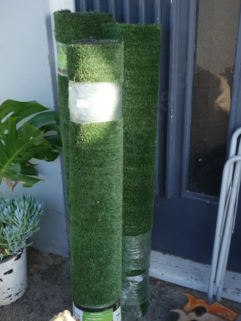 3 rolls of artificial grass Image 1++