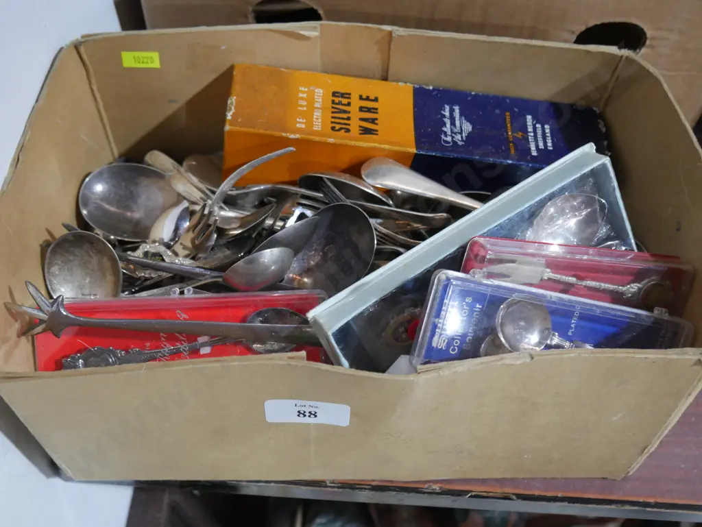 Box of assorted cutlery Image 1++