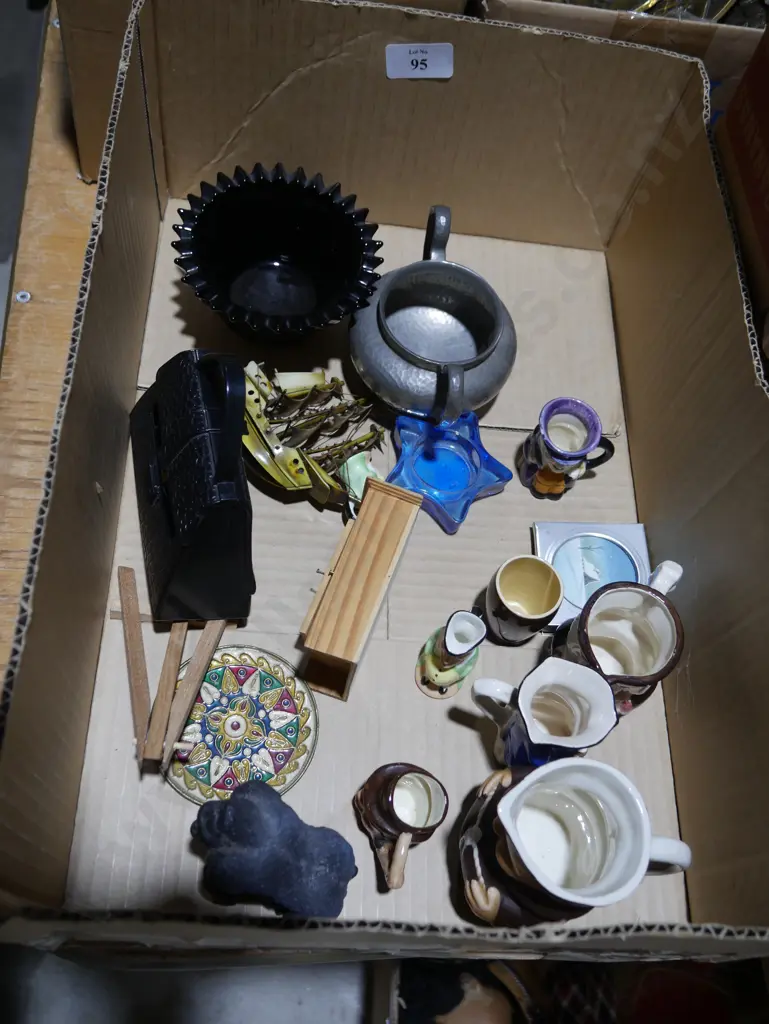 Small character jugs etc Image 1++