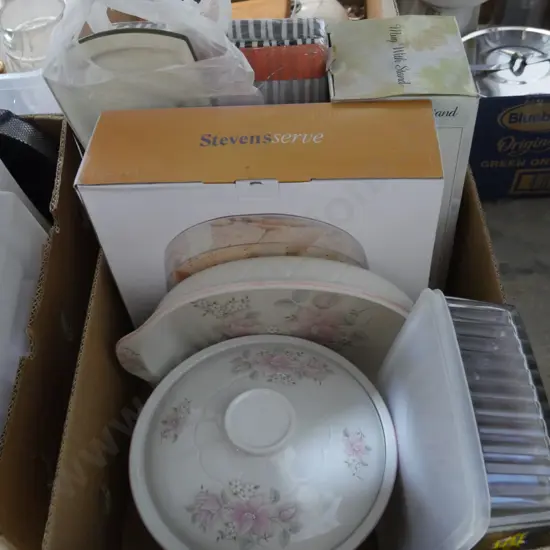 Assorted kitchenware