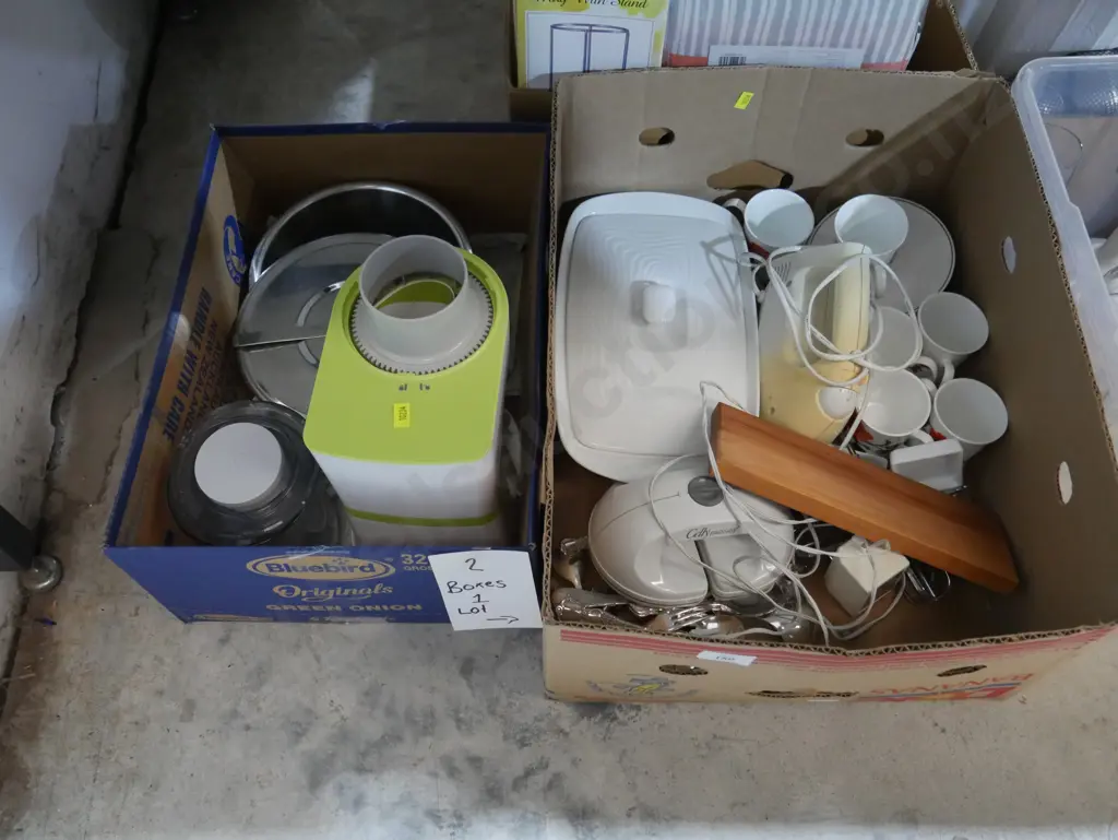 Two boxes of kitchenware Image 1++