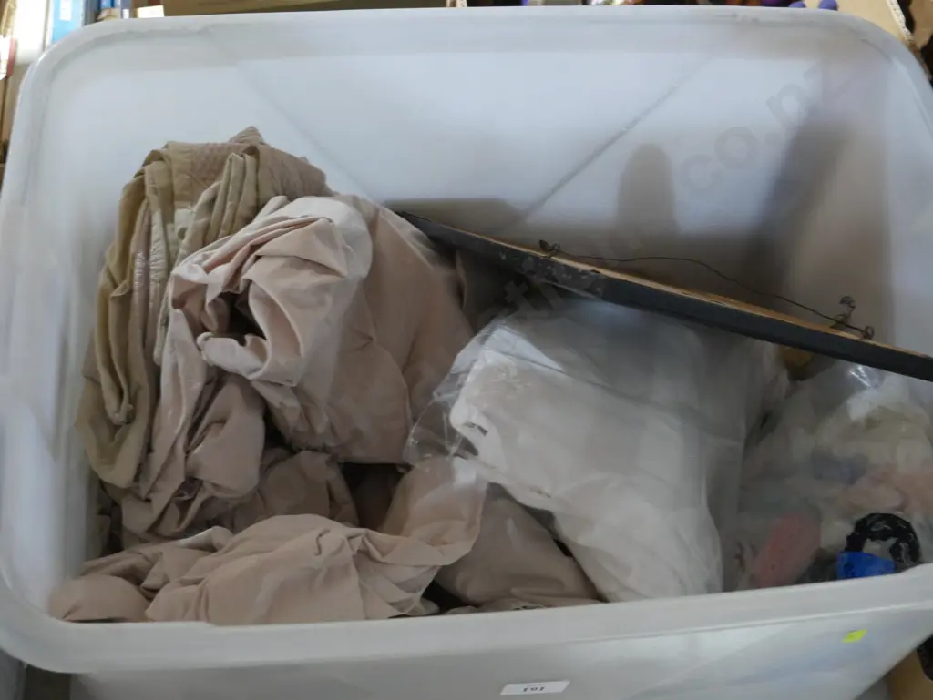 Assorted linen etc Image 1++