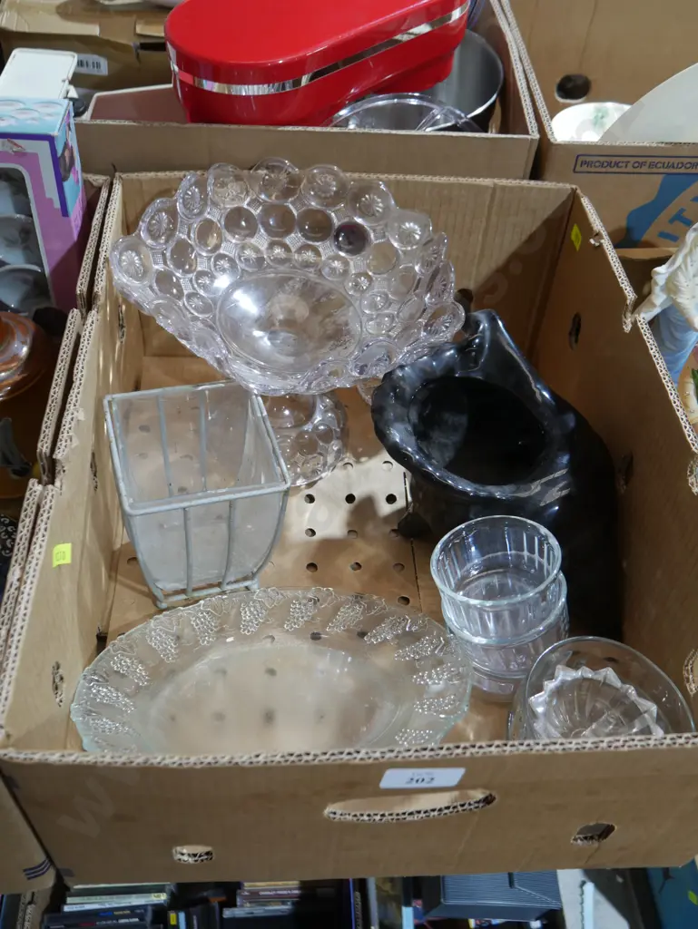 Glassware and shell ornament Image 1++