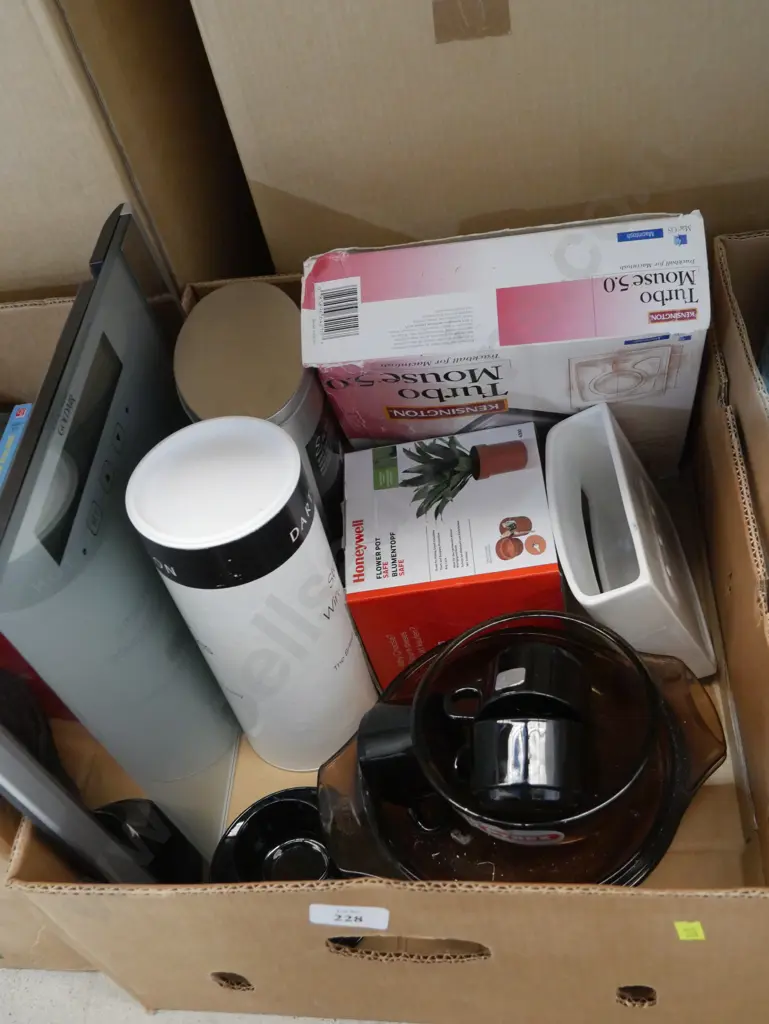 Kitchenware and scales Image 1++