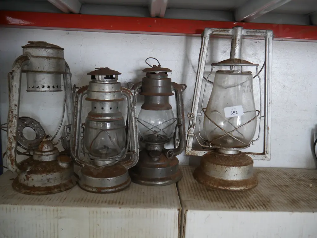 4 lanterns Image 1++