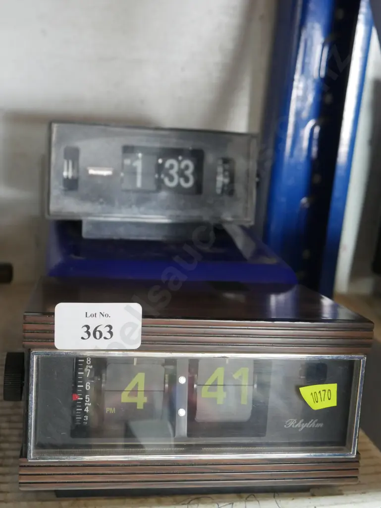 2 vintage flip clocks Image 1++