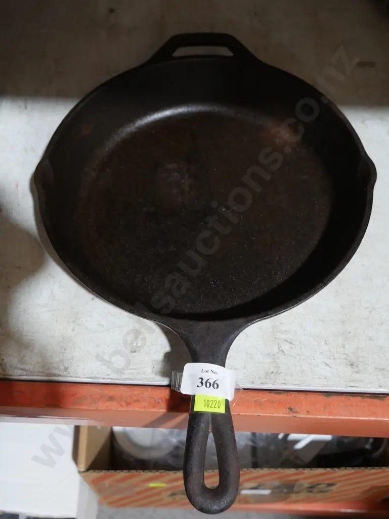 Cast iron pan Image 1++