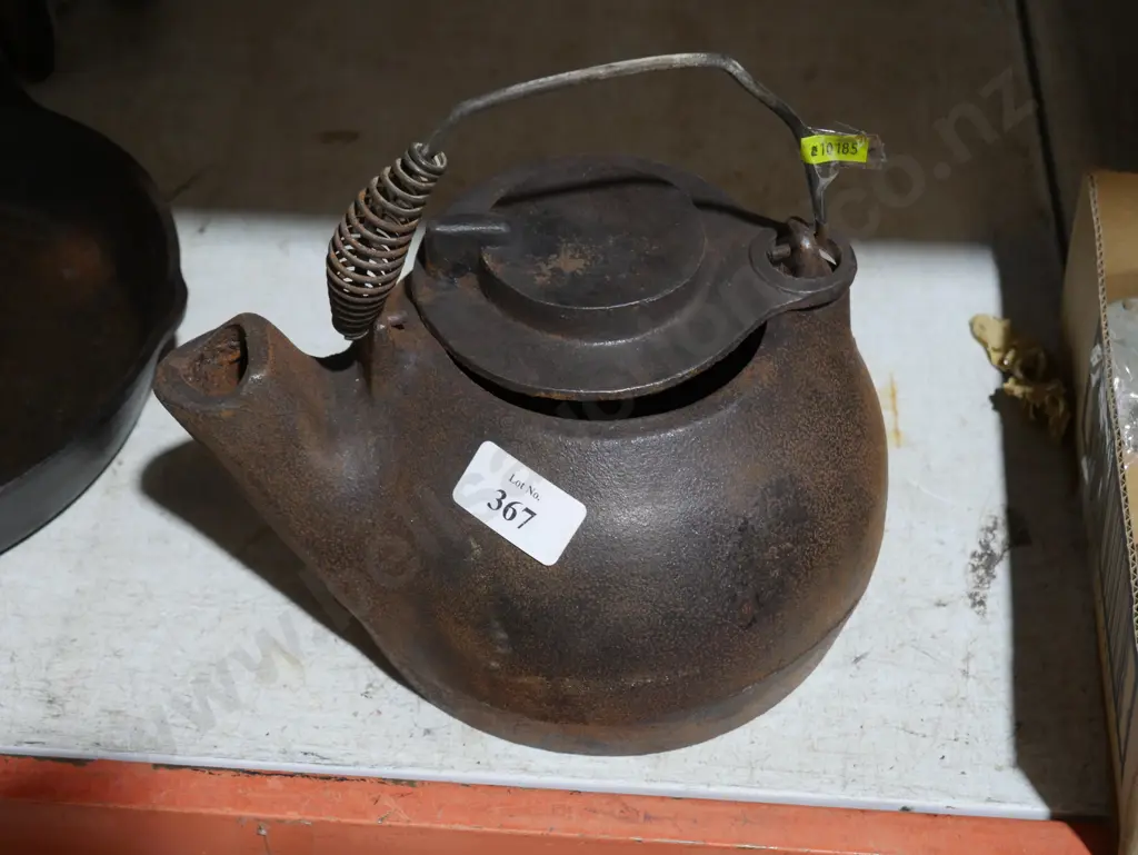 Cast iron kettle Image 1++