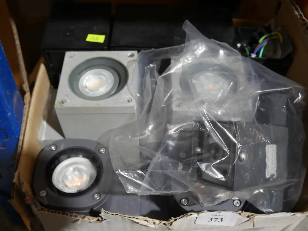 Box of outdoor wall lights Image 1++