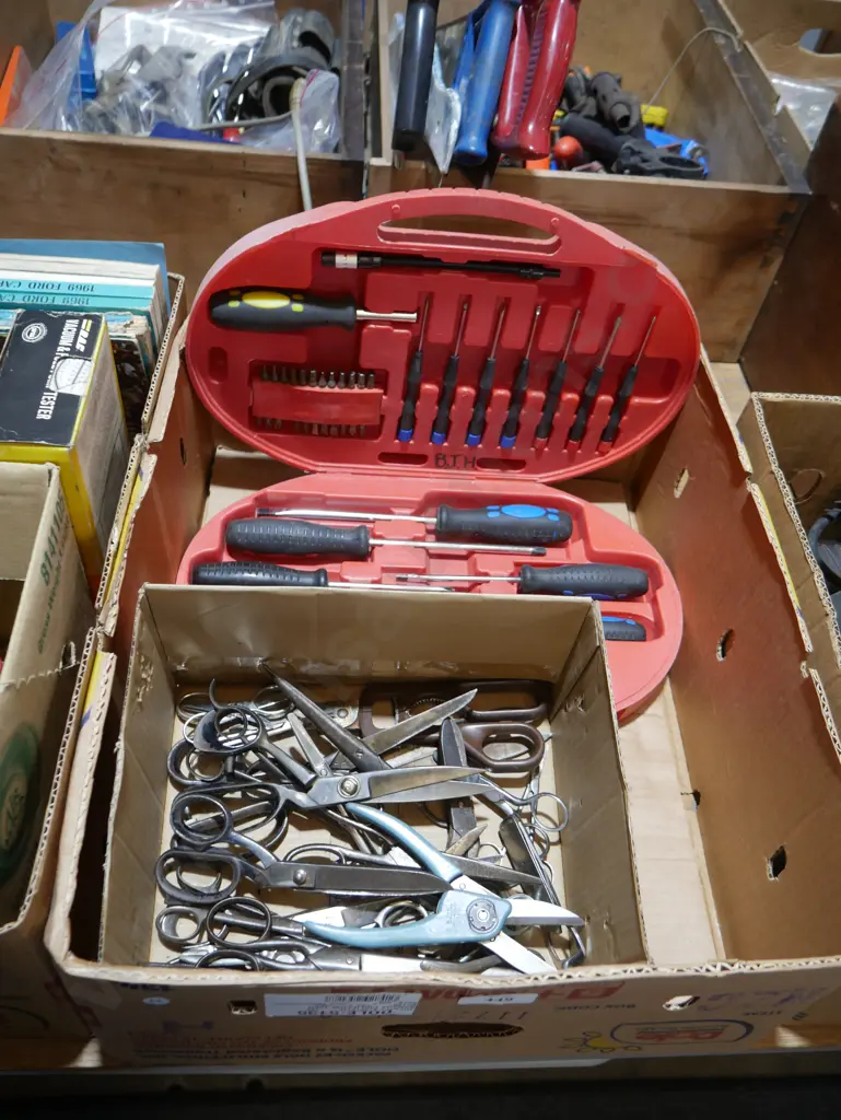 Screwdriver set and assorted scissors Image 1++