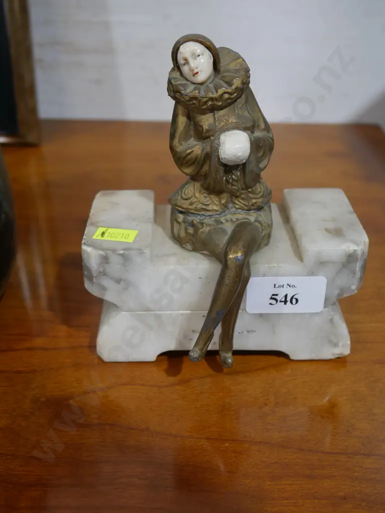 Brass sitting lady ornament Image 1++