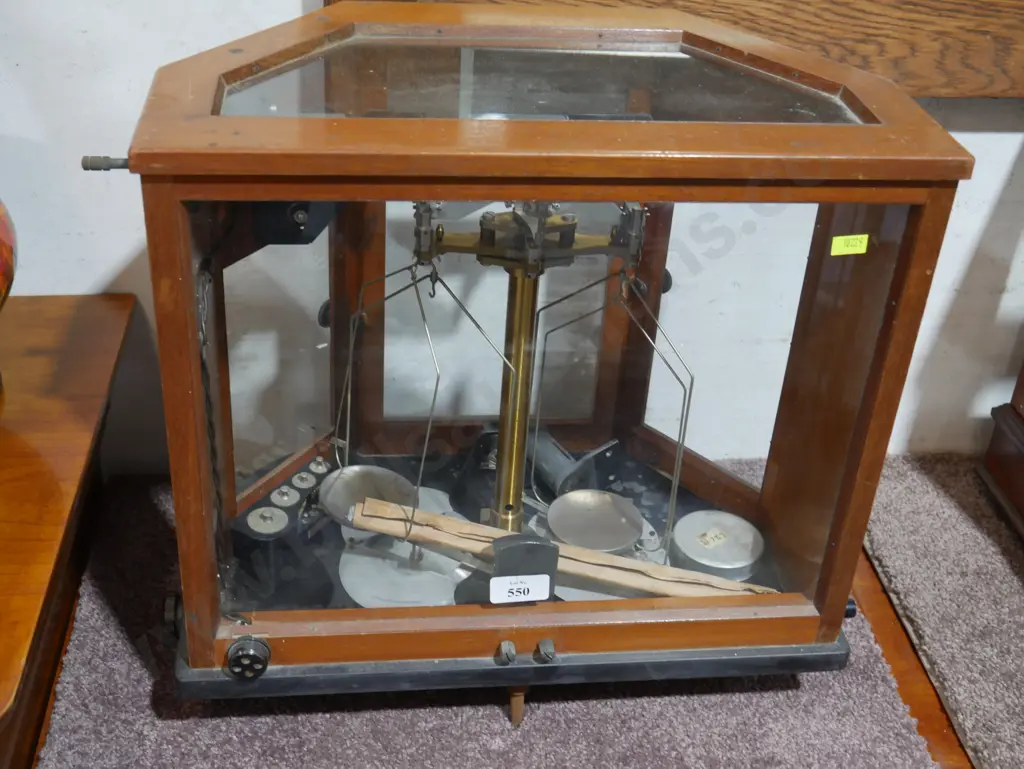 Cased balance scales Image 1++