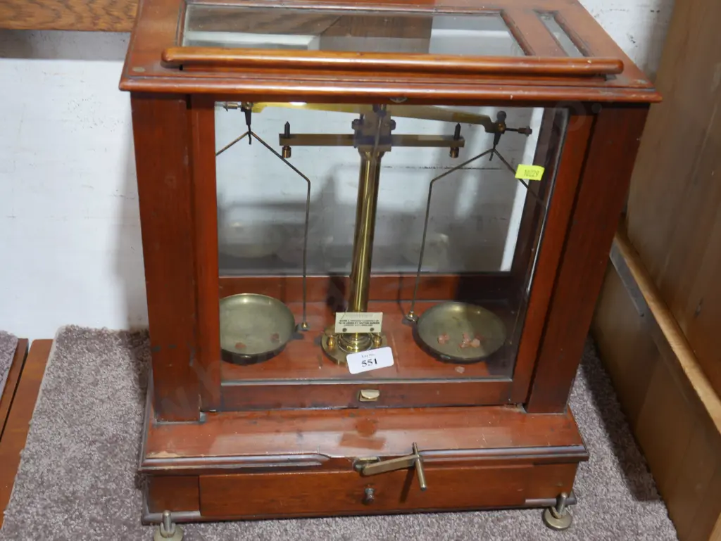 Cased balance scales Image 1++