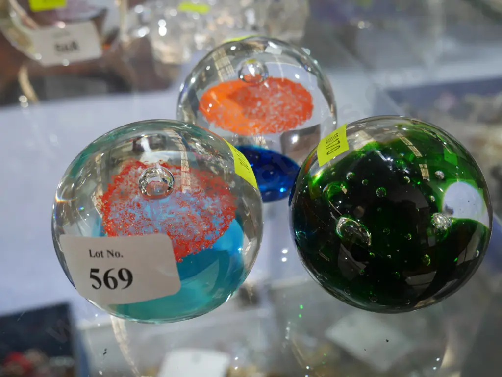 3 glass paperweights Image 1++