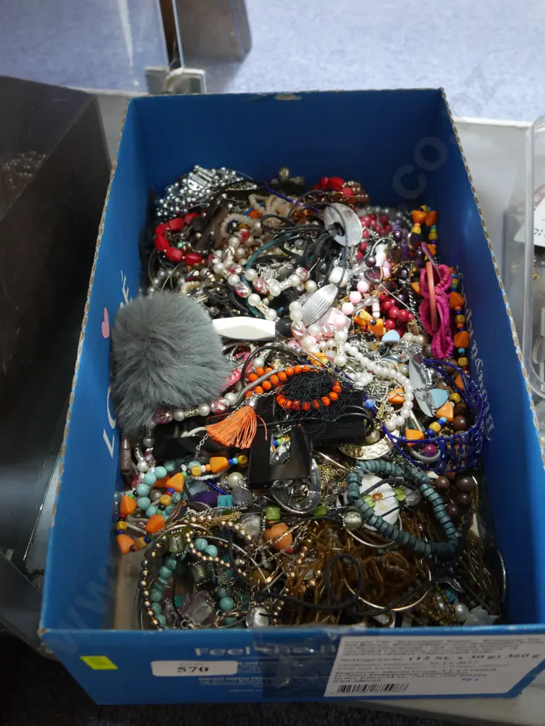 Costume jewellery Image 1++