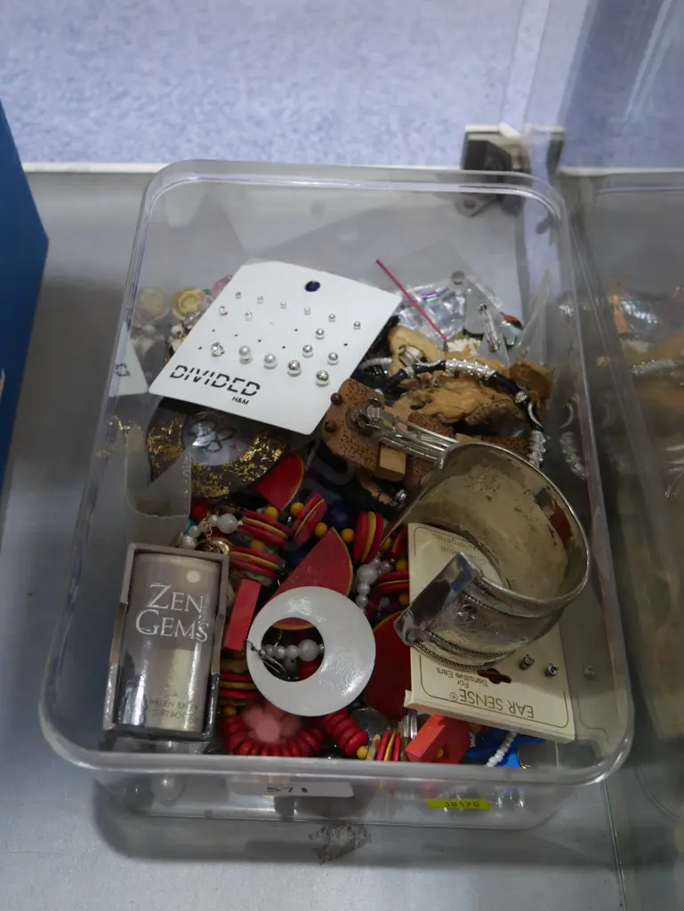 Costume jewellery Image 1++