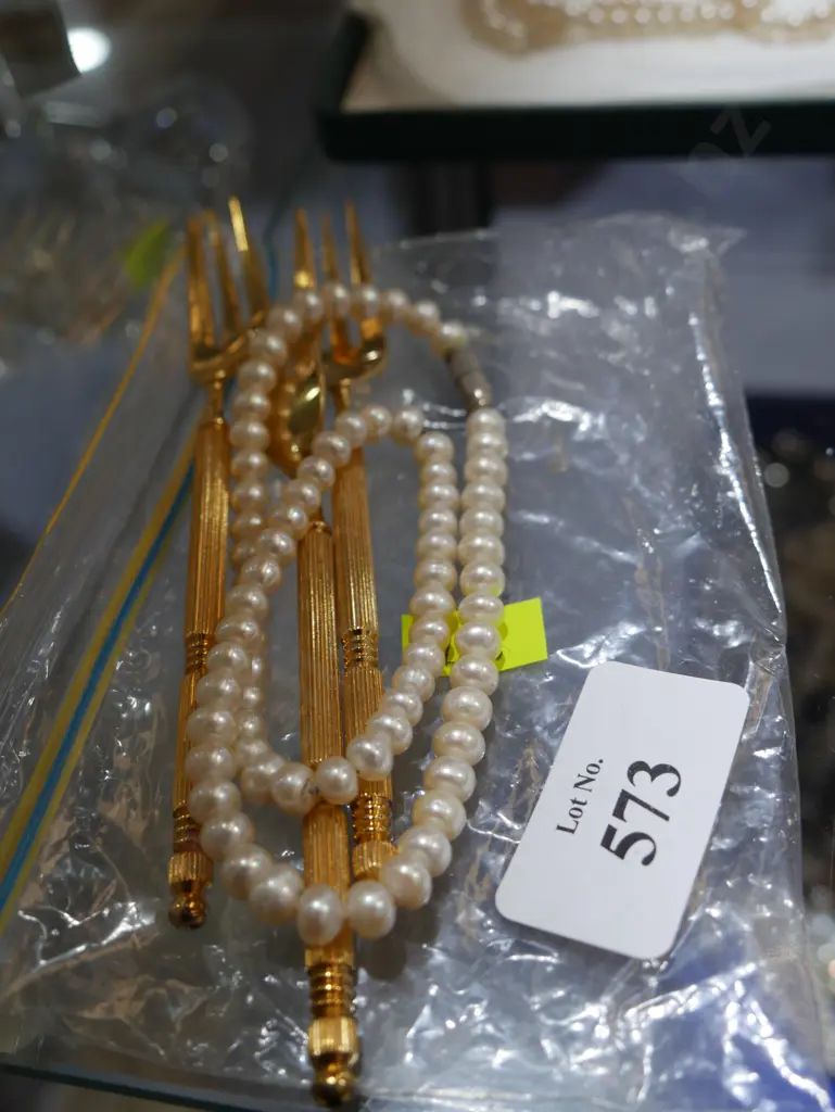 Pearl necklace and 3 cake forks Image 1++