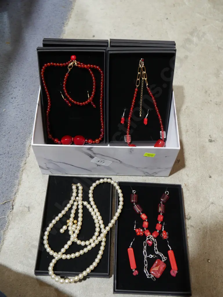Assorted necklaces Image 1++
