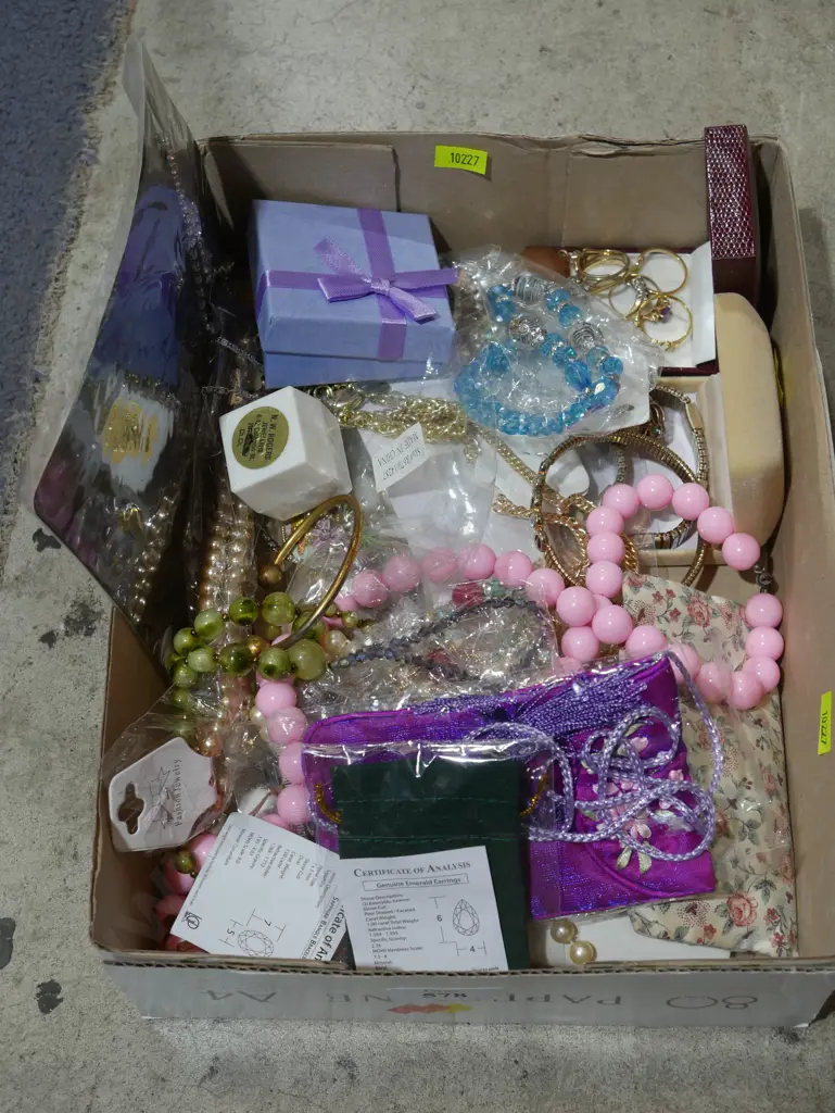 Costume jewellery Image 1++