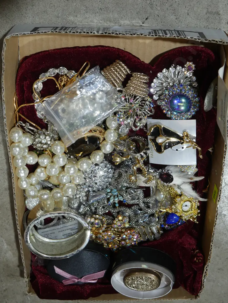 Costume jewellery Image 1++