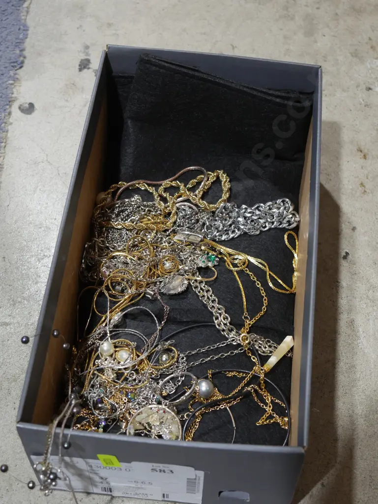 Costume jewellery Image 1++