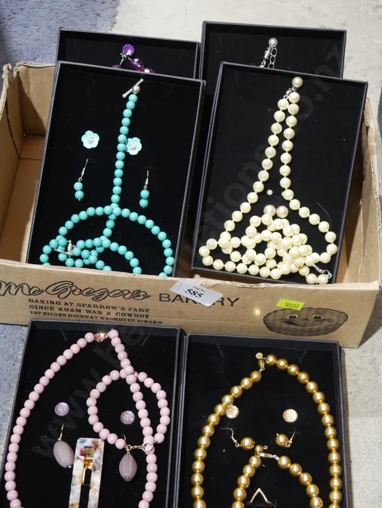 Assorted necklaces Image 1++
