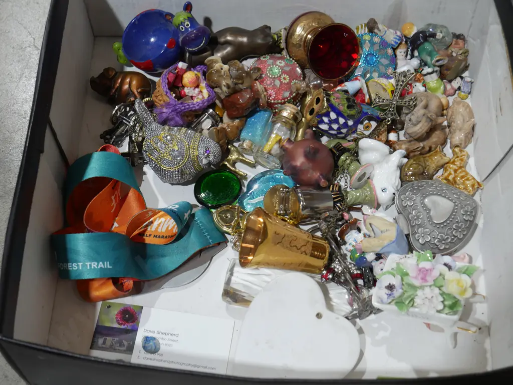 Box assorted ornaments Image 1++