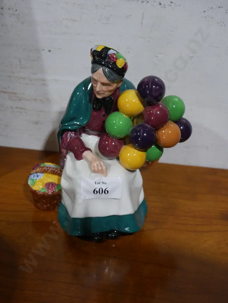 Royal Doulton " The balloon seller" figurine Image 1++