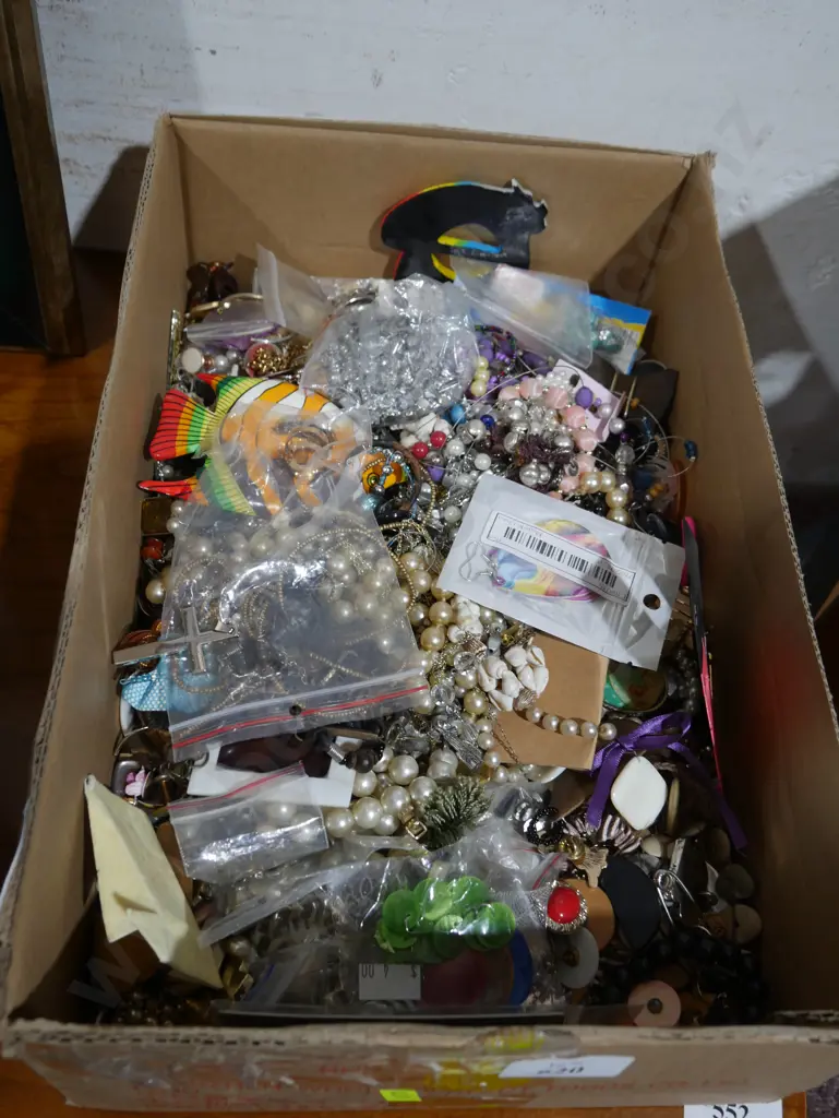 Costume jewellery Image 1++