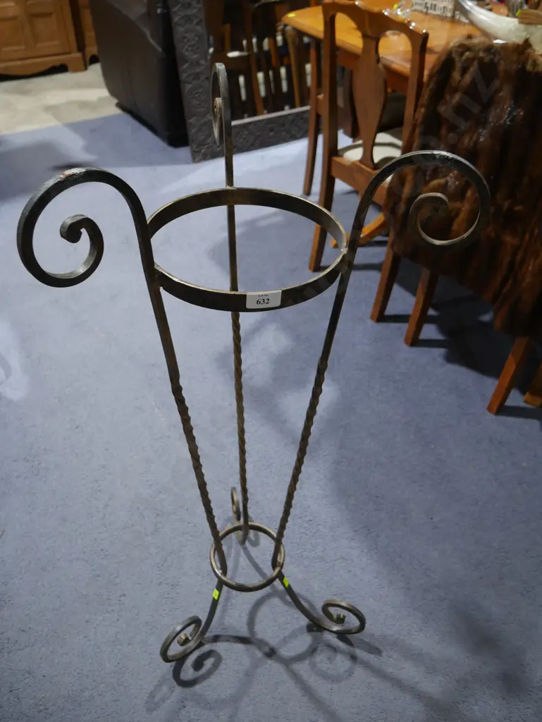 Metal plant stand Image 1++