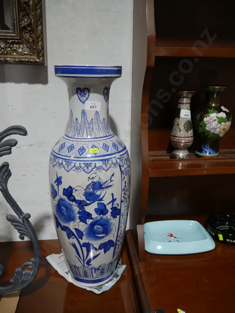 Large blue and white vase Image 1++