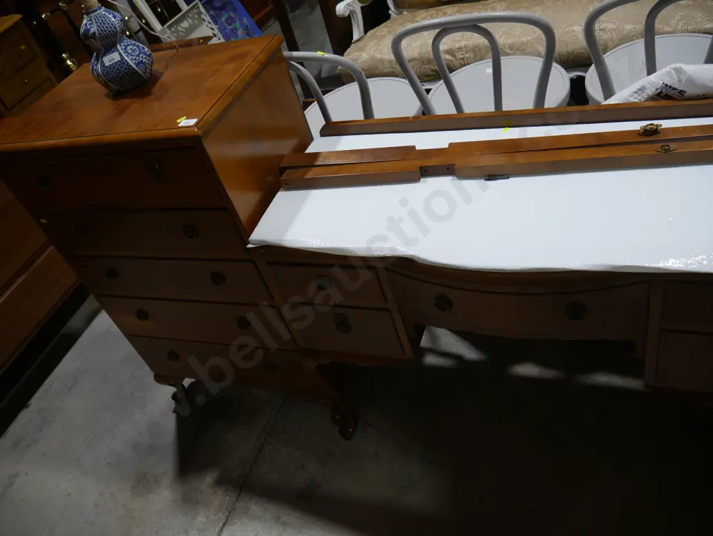 Chest of drawers and duchess Image 1++