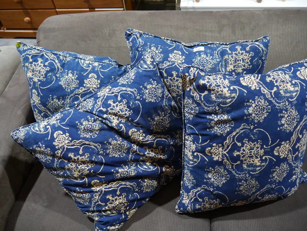 4 cushions Image 1++