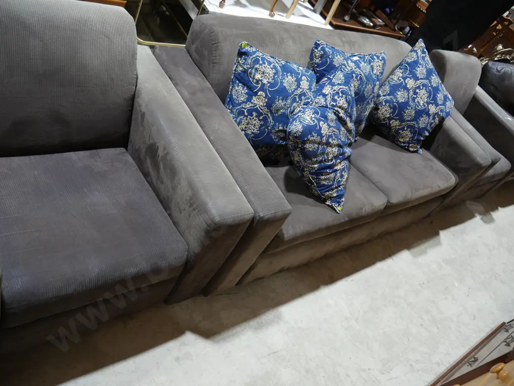 Three-piece lounge suite Image 1++