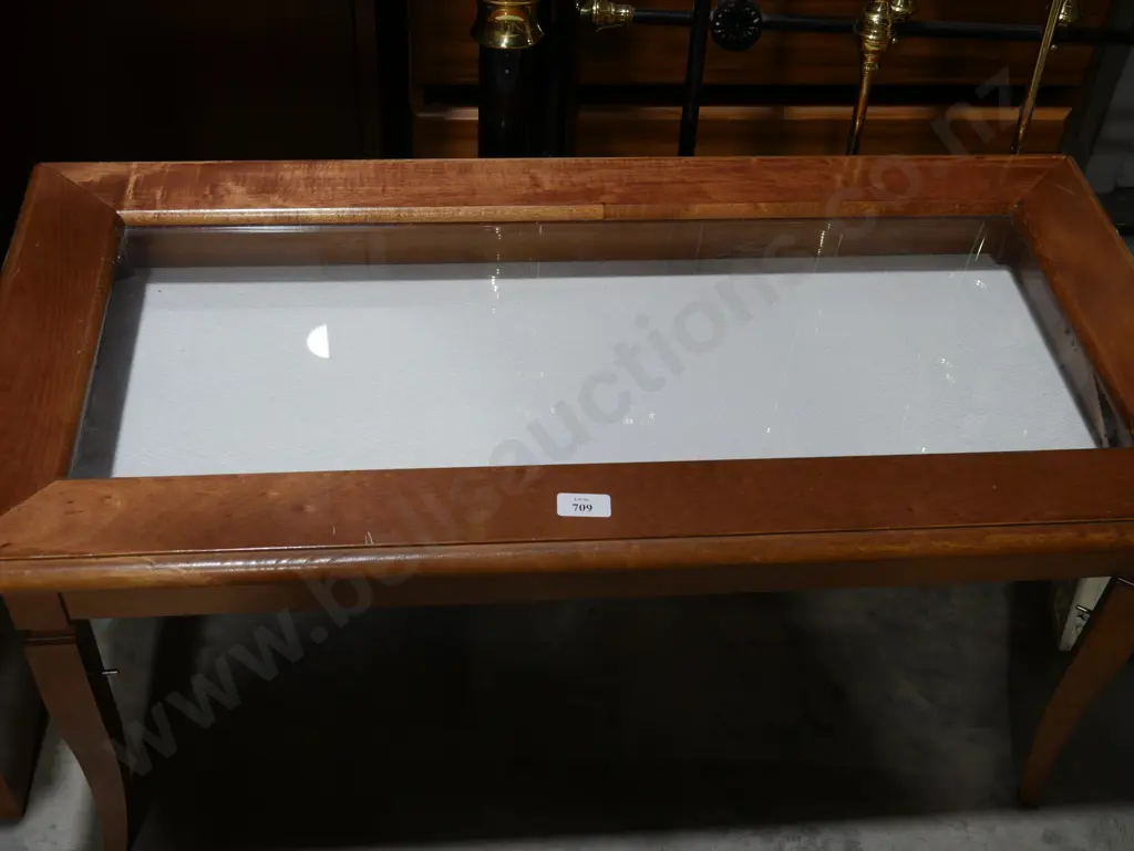 Display coffee table Image 1++