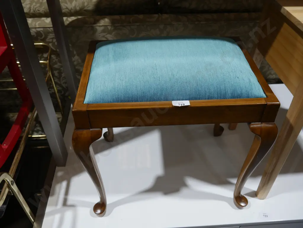 Piano stool Image 1++