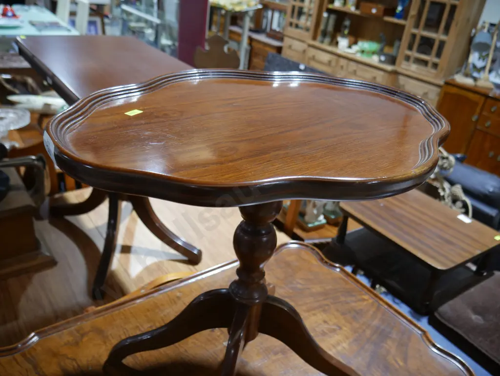 Side table Image 1++