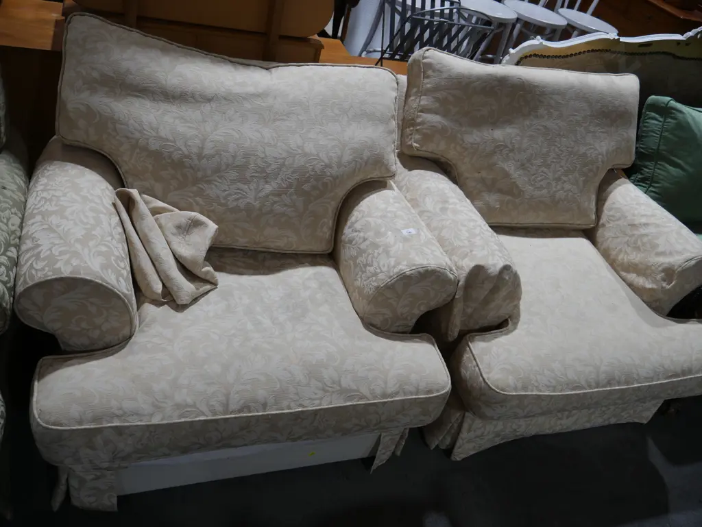 Two lounge chairs Image 1++