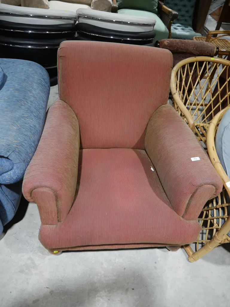 Red armchair Image 1++