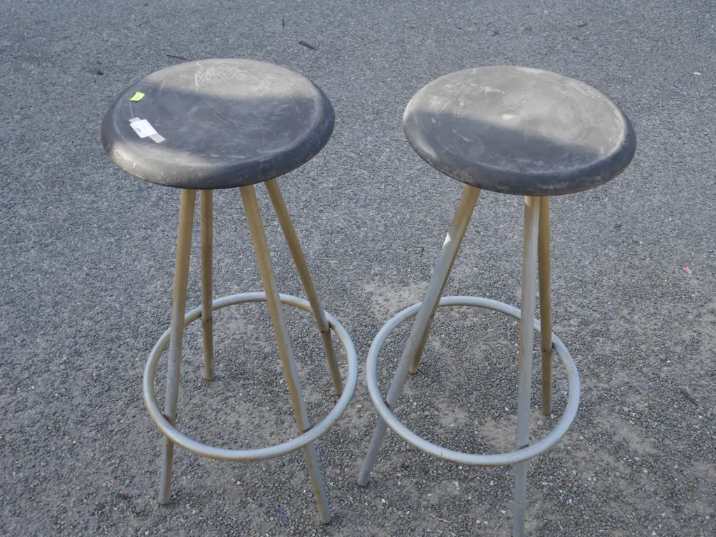 2 bar stools Image 1++