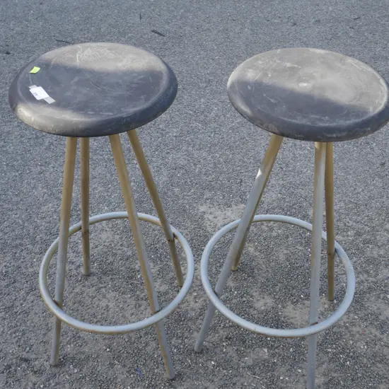 2 bar stools