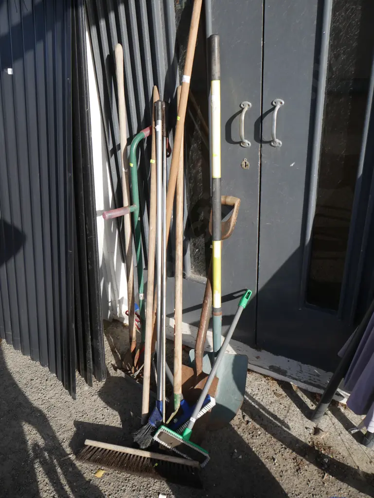 Assorted garden tools Image 1++
