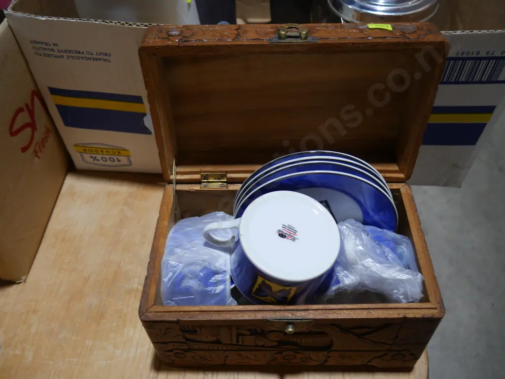 Wooden box with cups and sauces Image 1++