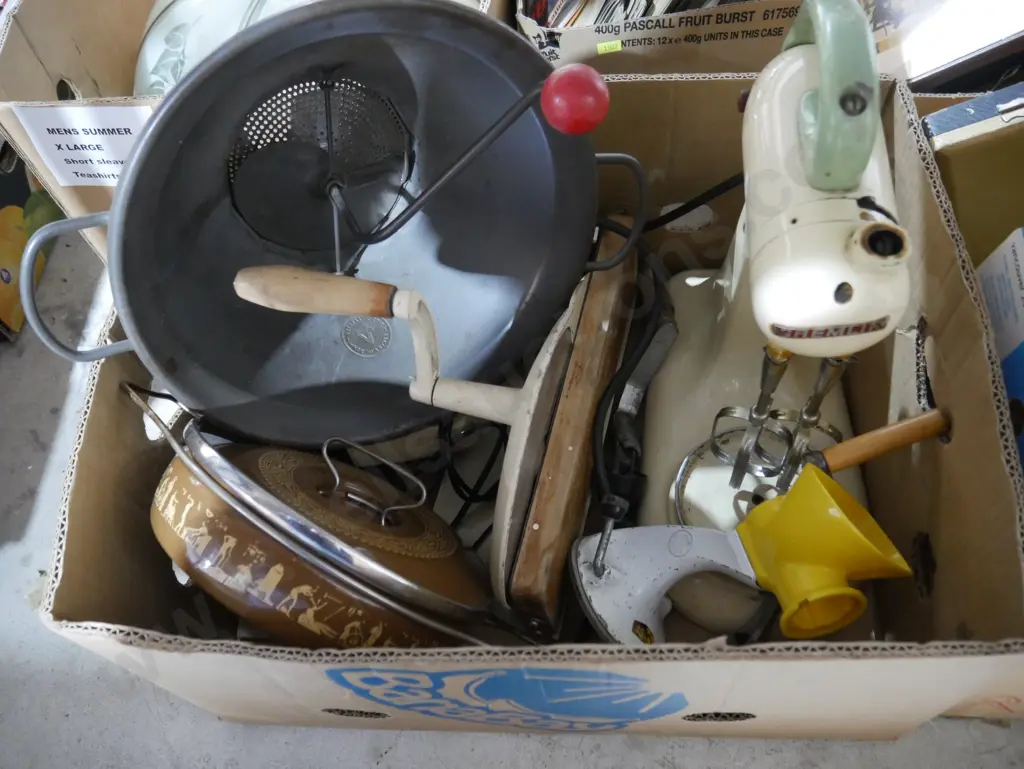 Three boxes of vintage kitchenware etc Image 1++