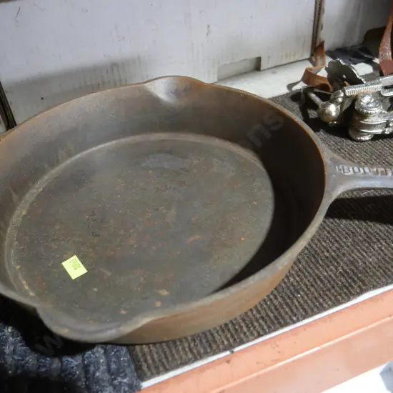 Cast fry pan